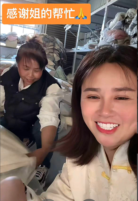 【情感】8岁女孩捧6张奖状给妈妈上坟，背后是姑姑一人带5娃，不到40岁满头白发的全力托举（组图） - 20
