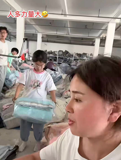 【情感】8岁女孩捧6张奖状给妈妈上坟，背后是姑姑一人带5娃，不到40岁满头白发的全力托举（组图） - 11