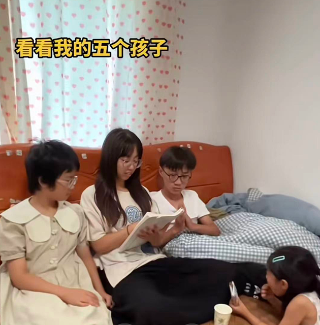 【情感】8岁女孩捧6张奖状给妈妈上坟，背后是姑姑一人带5娃，不到40岁满头白发的全力托举（组图） - 10
