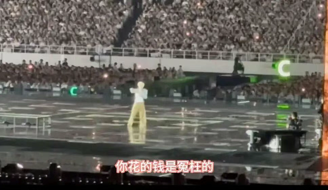 格局拉满！ 薛之谦演唱会暴雨毁设备，他当场下跪道歉，还自掏千万退票、报机酒（组图） - 4