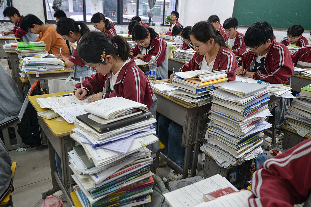 张雪峰猝逝引发震惊与反思：内卷时代中国人的焦虑与困境（组图） - 2