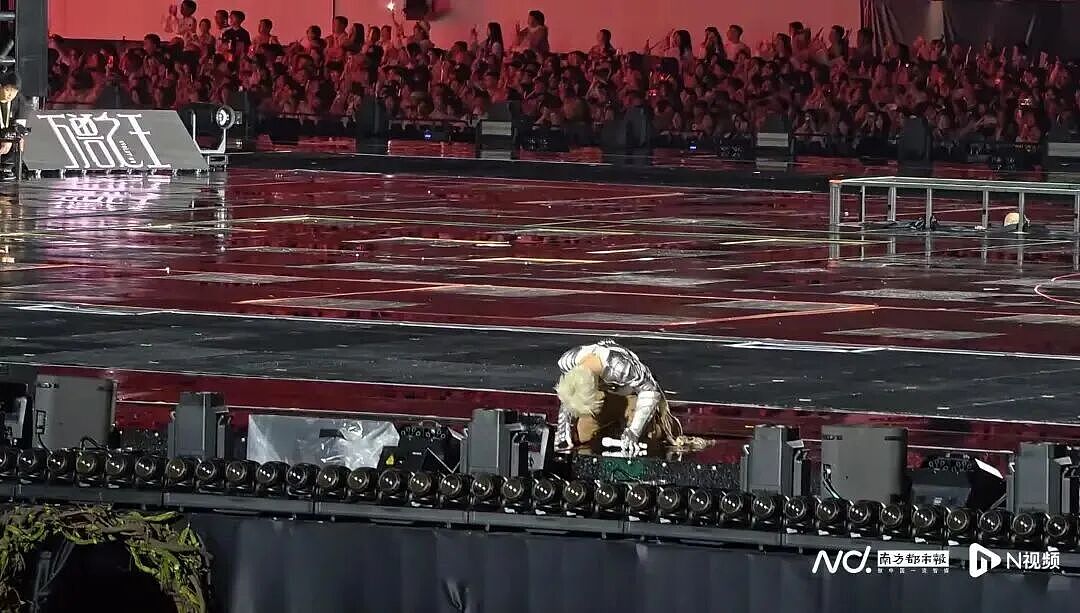 格局拉满！ 薛之谦演唱会暴雨毁设备，他当场下跪道歉，还自掏千万退票、报机酒（组图） - 3