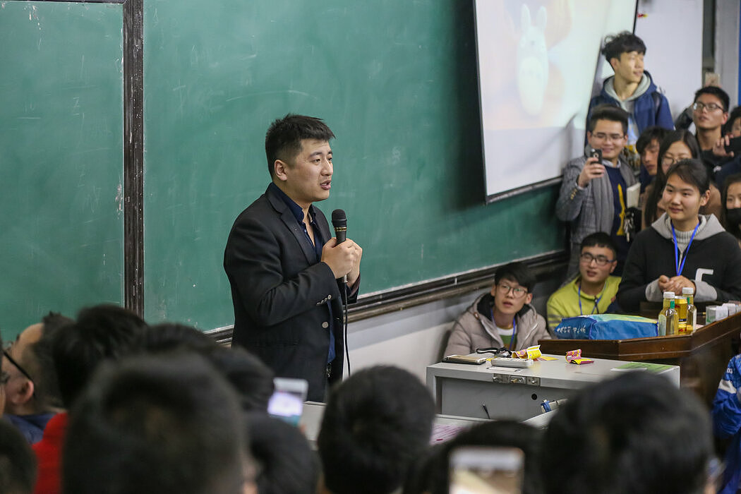 张雪峰猝逝引发震惊与反思：内卷时代中国人的焦虑与困境（组图） - 1