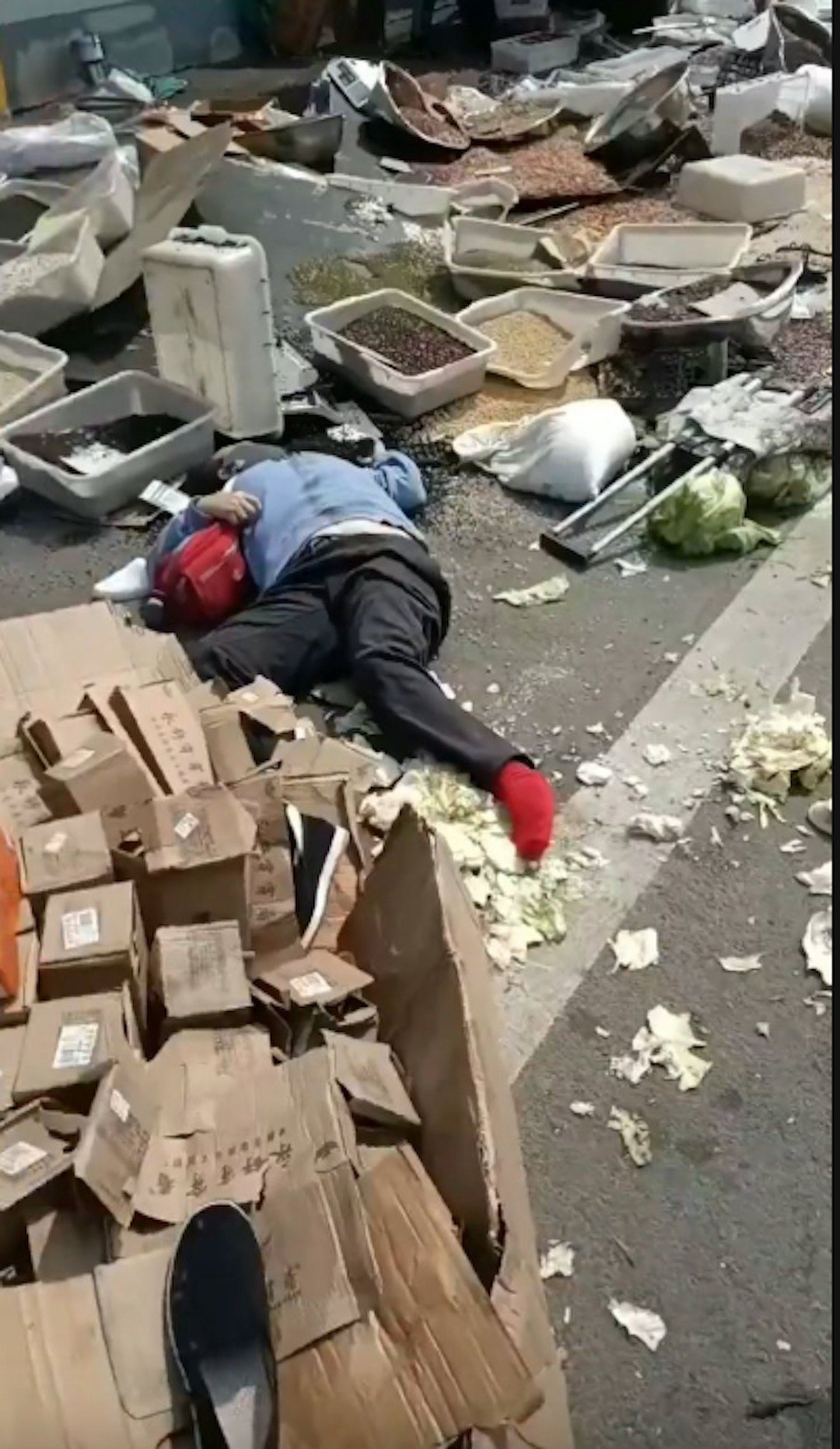 传北京市集有重型铲泥车冲撞人群致多人死伤！司机遭民众拖出暴打（视频/组图） - 17