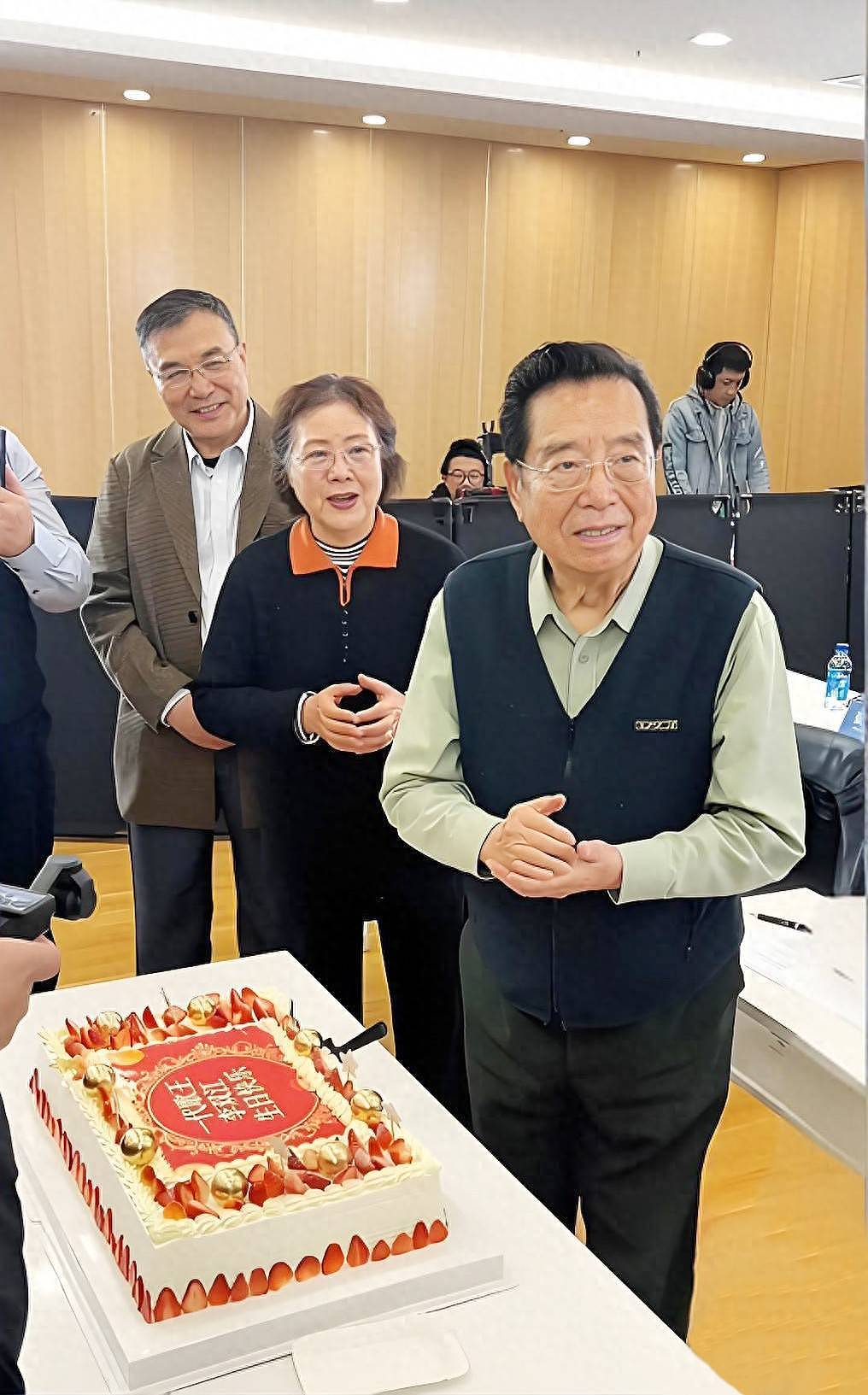 李双江过87岁生日!妻子、儿子都没在身边,离婚的传言又起(组图) - 1