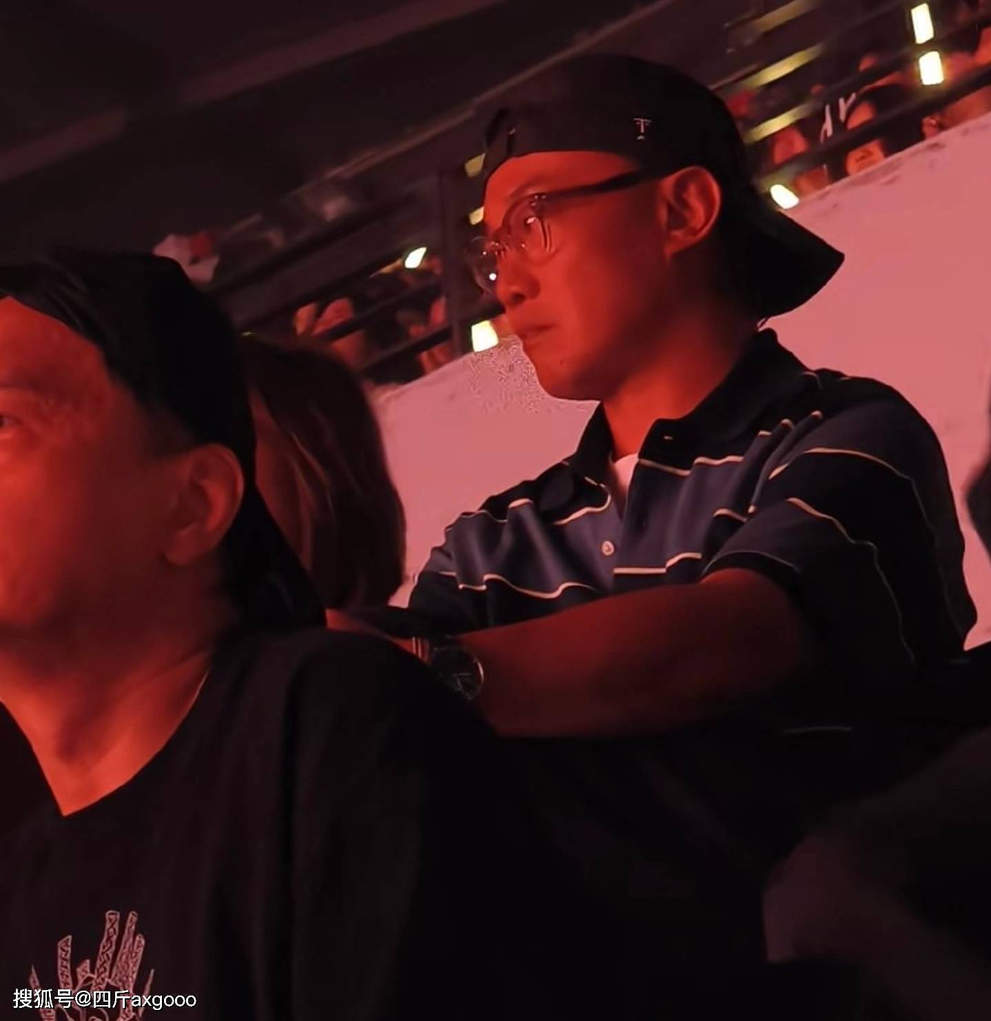 场面尴尬!陈奕迅现身单依纯演唱会,受好友风波牵连,全程控表情(组图) - 5