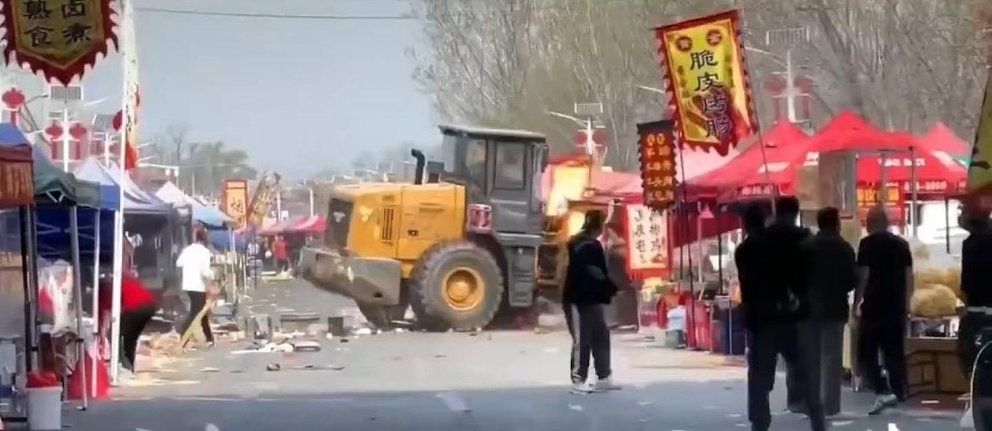 传北京市集有重型铲泥车冲撞人群致多人死伤！司机遭民众拖出暴打（视频/组图） - 12