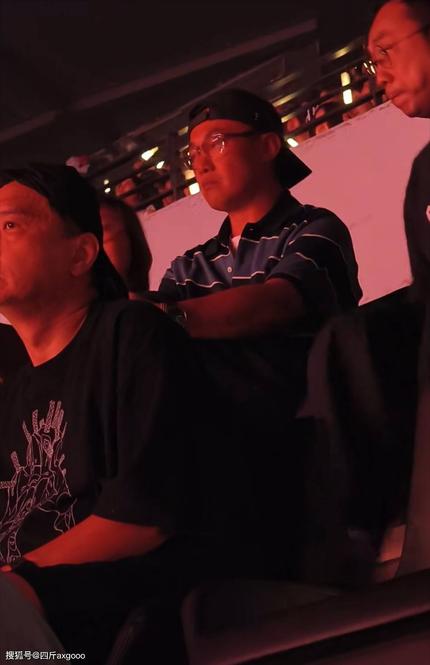 场面尴尬!陈奕迅现身单依纯演唱会,受好友风波牵连,全程控表情(组图) - 3