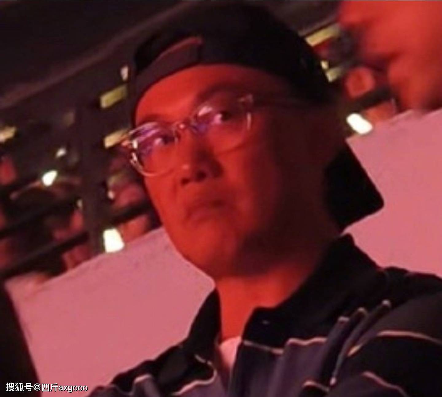 场面尴尬!陈奕迅现身单依纯演唱会,受好友风波牵连,全程控表情(组图) - 4