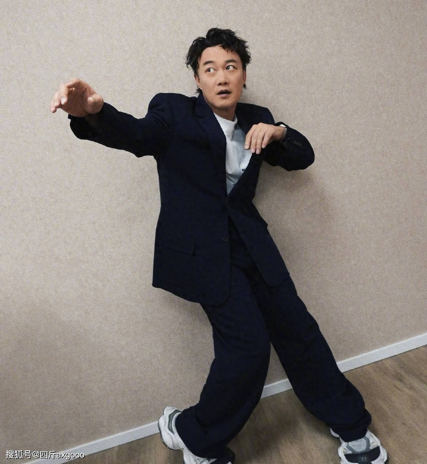场面尴尬!陈奕迅现身单依纯演唱会,受好友风波牵连,全程控表情(组图) - 1
