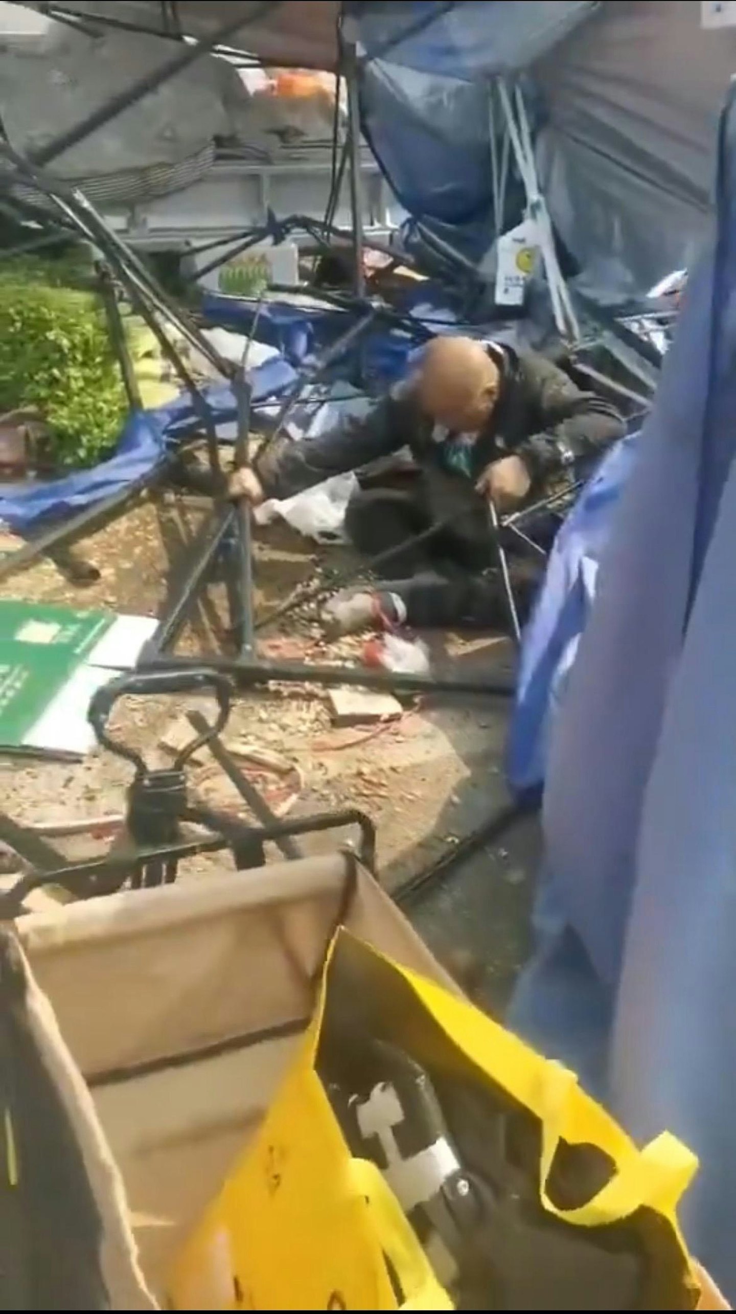传北京市集有重型铲泥车冲撞人群致多人死伤！司机遭民众拖出暴打（视频/组图） - 19