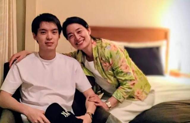 67岁顾艳宣布儿子结婚,晒儿子儿媳照片,谈婆媳相处被夸好婆婆(组图) - 3
