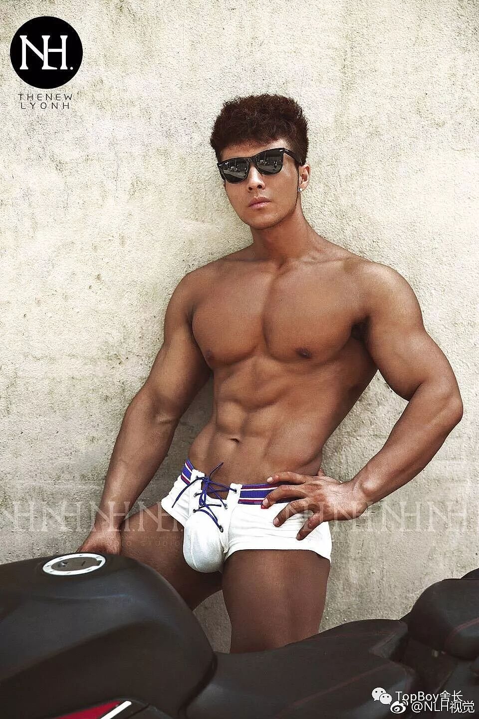 【帅哥】几组健身房教练的性感写真，爆屏的大胸肌还有呼呼欲出的大包（组图） - 19