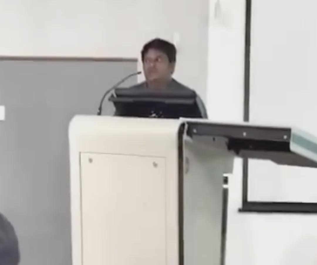 教授在课室当众向女学生表白求婚，结果被学生们追着胖揍一顿！（组图） - 2