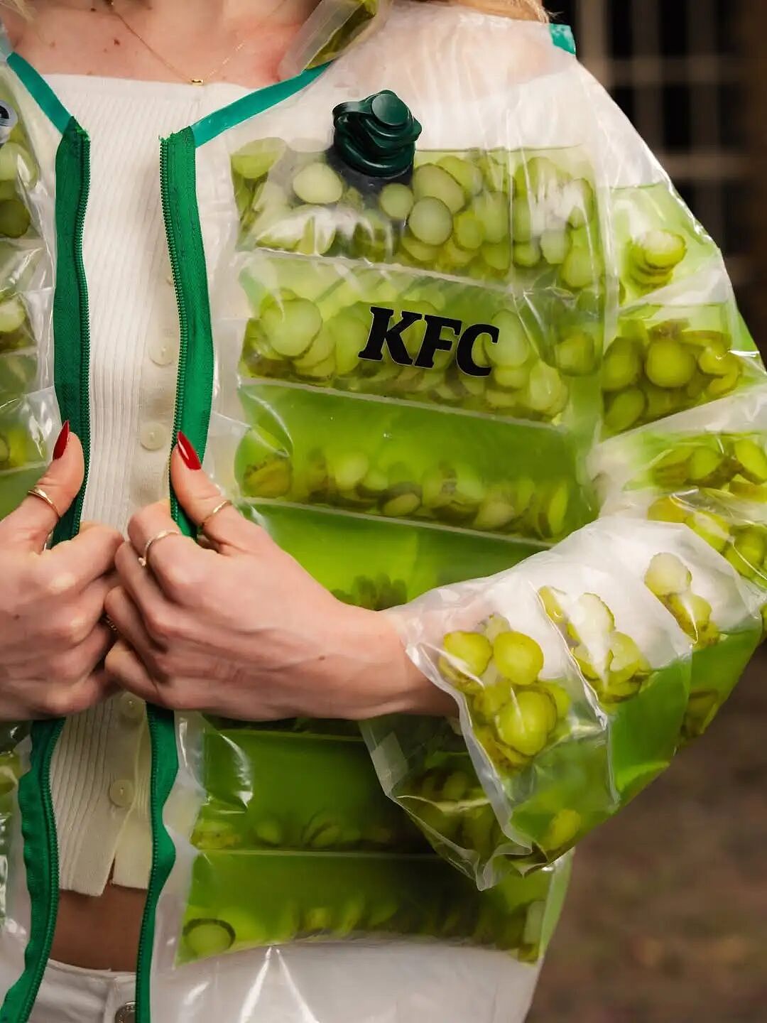 看不懂但大受震撼!肯德基设计了一件“酸黄瓜羽绒服”,能穿还能喝,全球只此一件!网友:疯狂星期四就穿它(组图) - 3