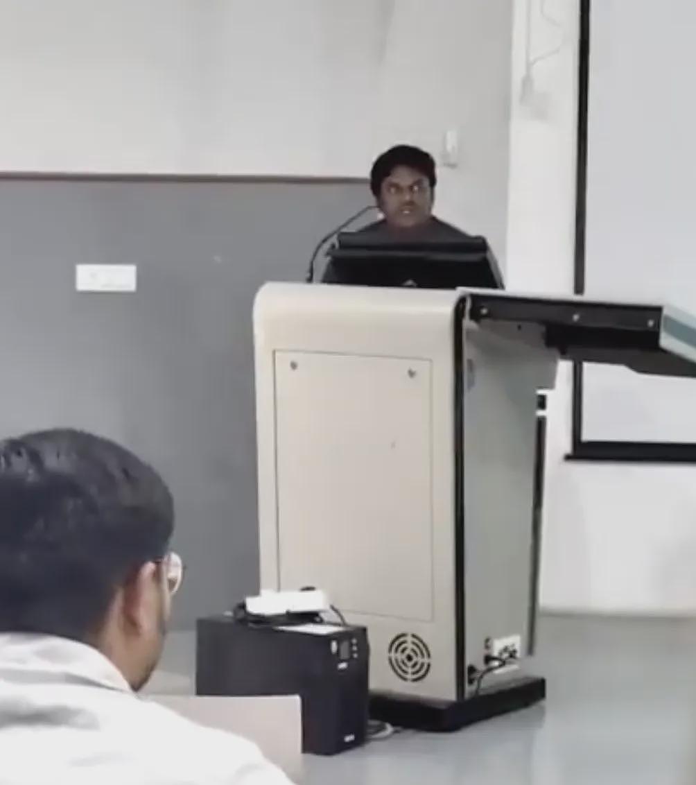 教授在课室当众向女学生表白求婚，结果被学生们追着胖揍一顿！（组图） - 1
