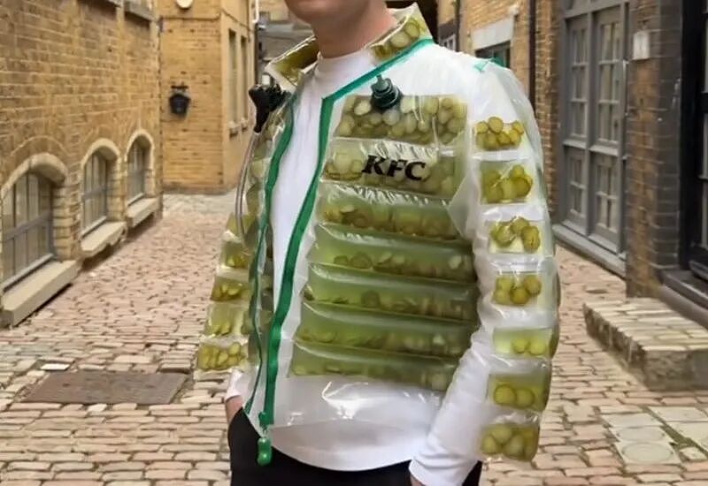 看不懂但大受震撼!肯德基设计了一件“酸黄瓜羽绒服”,能穿还能喝,全球只此一件!网友:疯狂星期四就穿它(组图) - 11