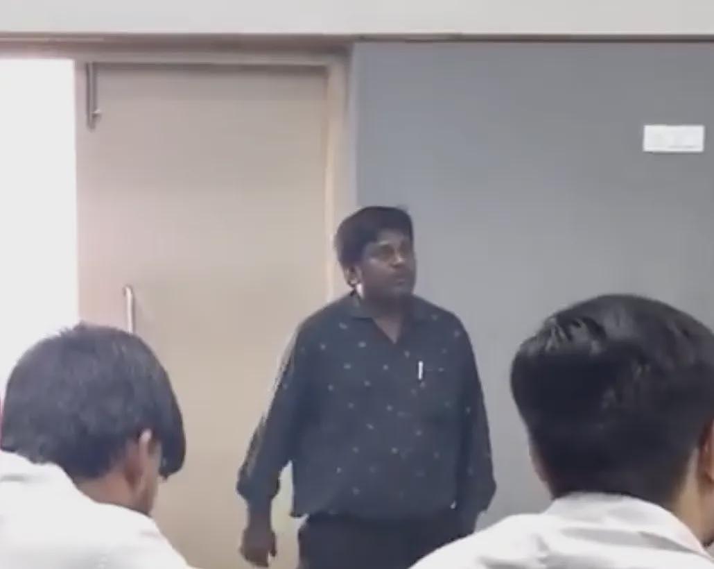 教授在课室当众向女学生表白求婚，结果被学生们追着胖揍一顿！（组图） - 16