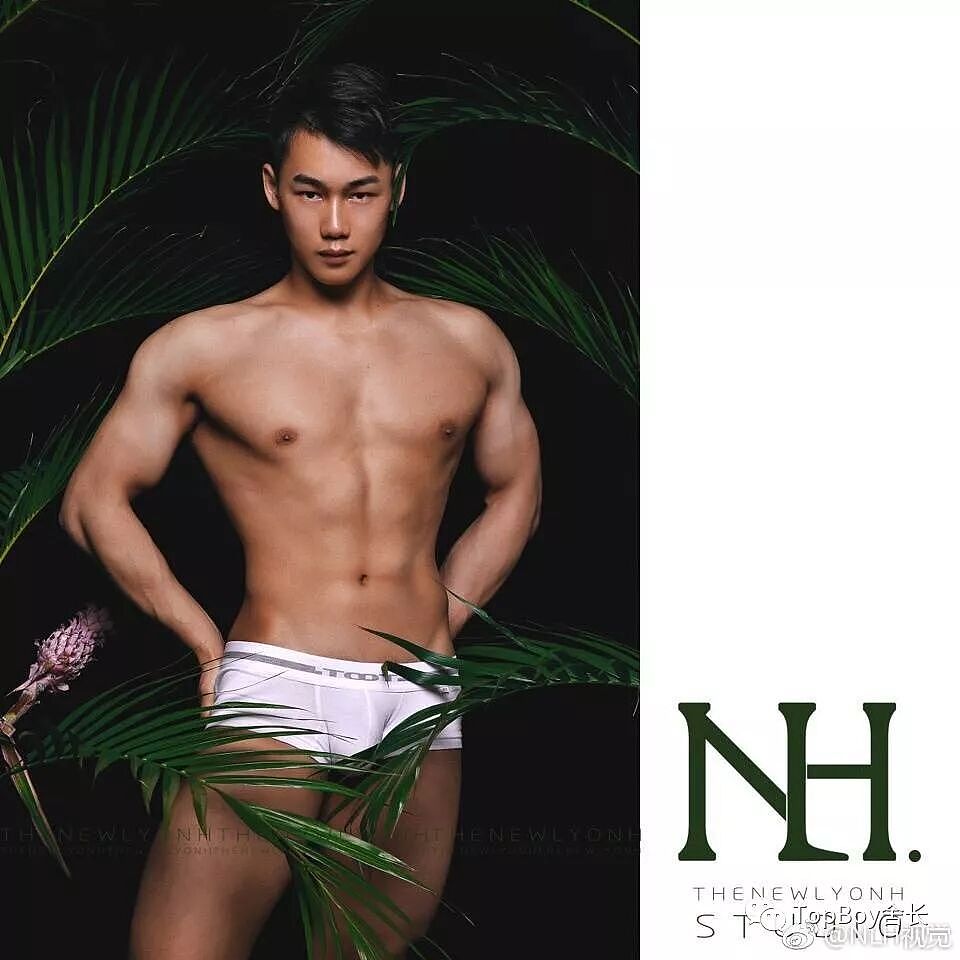 【帅哥】几组健身房教练的性感写真，爆屏的大胸肌还有呼呼欲出的大包（组图） - 12