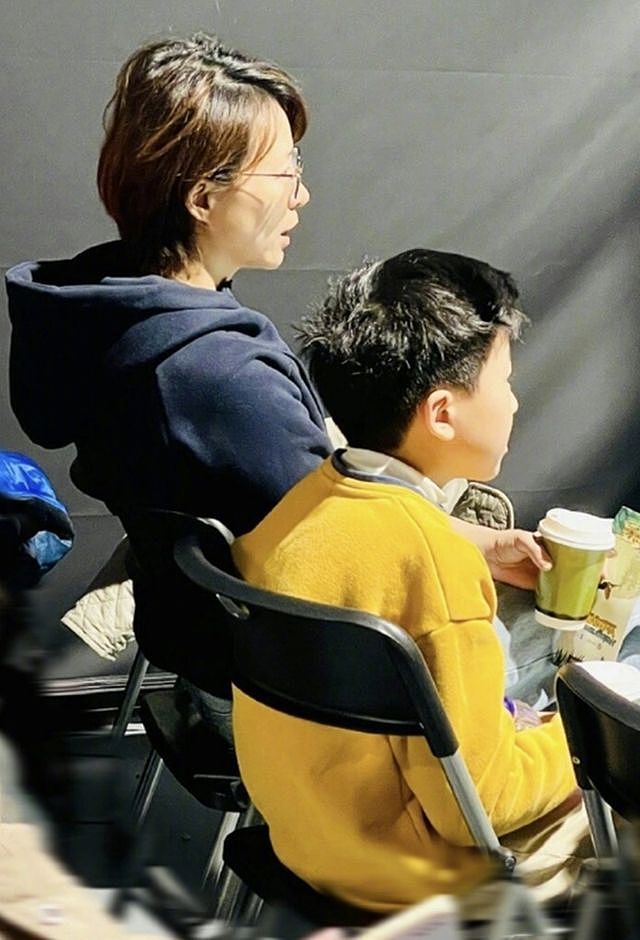 上海餐厅偶遇董卿，素颜坐窗边，一件白衬衫穿出50+女性最美样子（组图） - 7