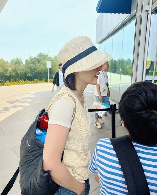 上海餐厅偶遇董卿，素颜坐窗边，一件白衬衫穿出50+女性最美样子（组图） - 6