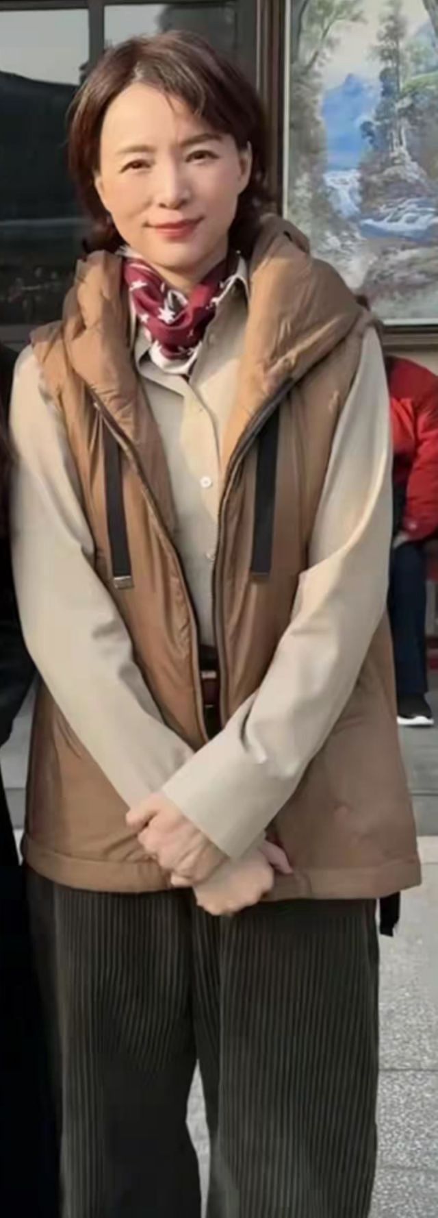 上海餐厅偶遇董卿，素颜坐窗边，一件白衬衫穿出50+女性最美样子（组图） - 3