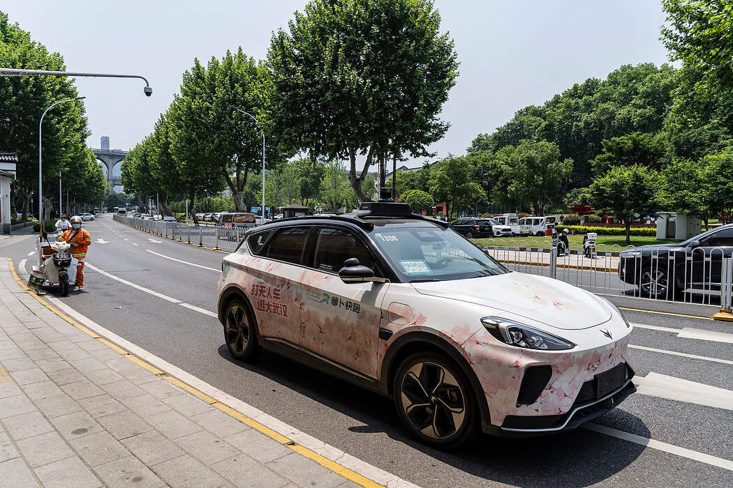武汉多辆萝卜快跑出租车突然“宕机”,乘客被困(图) - 1