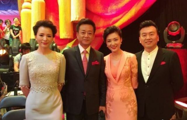 上海餐厅偶遇董卿，素颜坐窗边，一件白衬衫穿出50+女性最美样子（组图） - 4