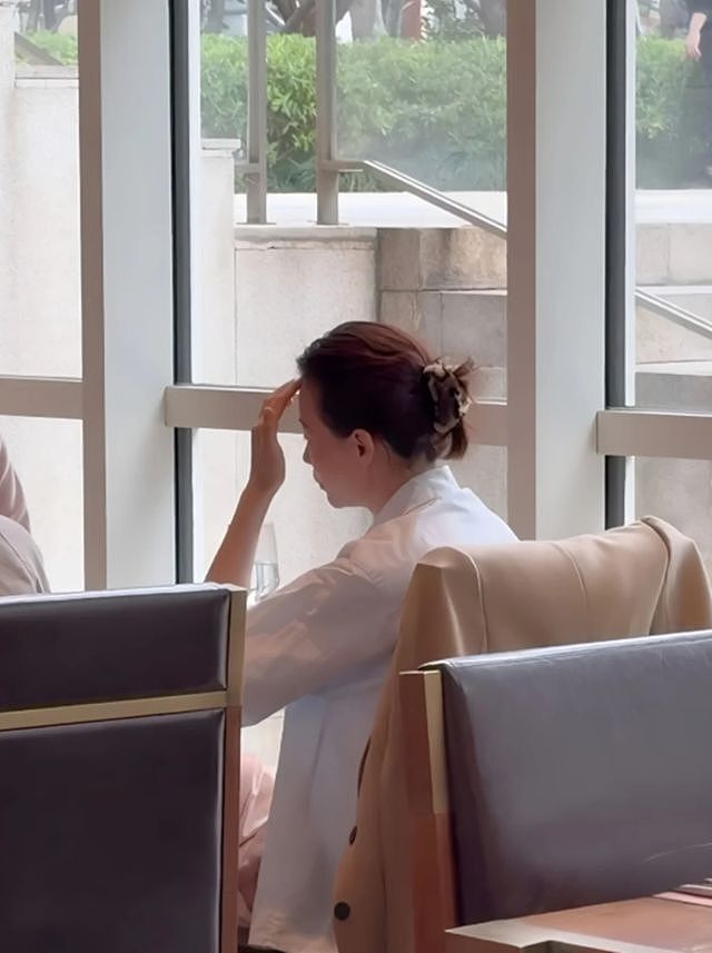 上海餐厅偶遇董卿，素颜坐窗边，一件白衬衫穿出50+女性最美样子（组图） - 2