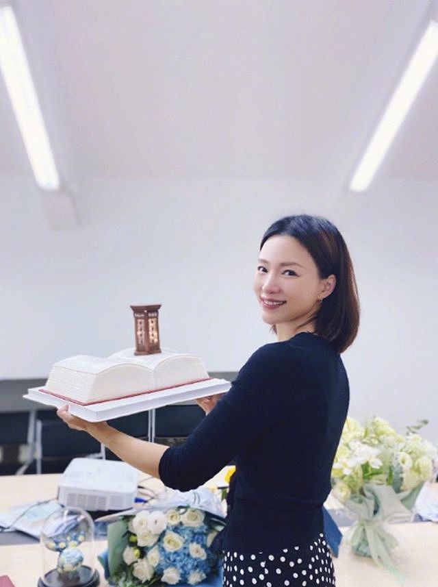 上海餐厅偶遇董卿，素颜坐窗边，一件白衬衫穿出50+女性最美样子（组图） - 5