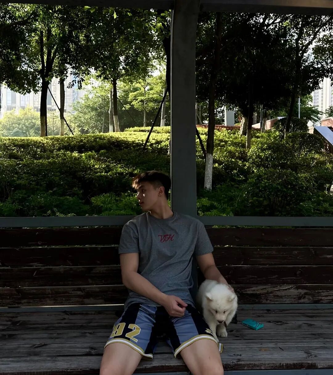 广东187白袜长腿男大,篮球场被男粉表白反差满满...(组图) - 2