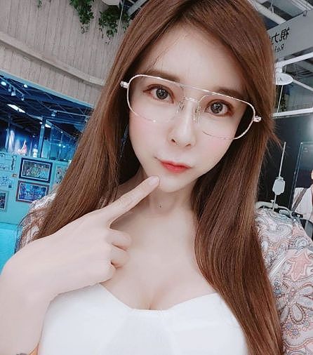 辣度指数爆表的微胖系女神，丰满身材，极致腰臀比（组图） - 4