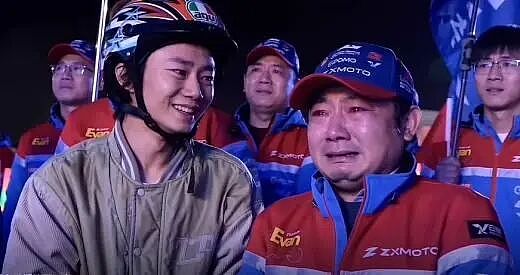 张雪一战封神背后,妻子从最穷时跟他白手起家,25年一个敢闯一个敢陪!(组图) - 4