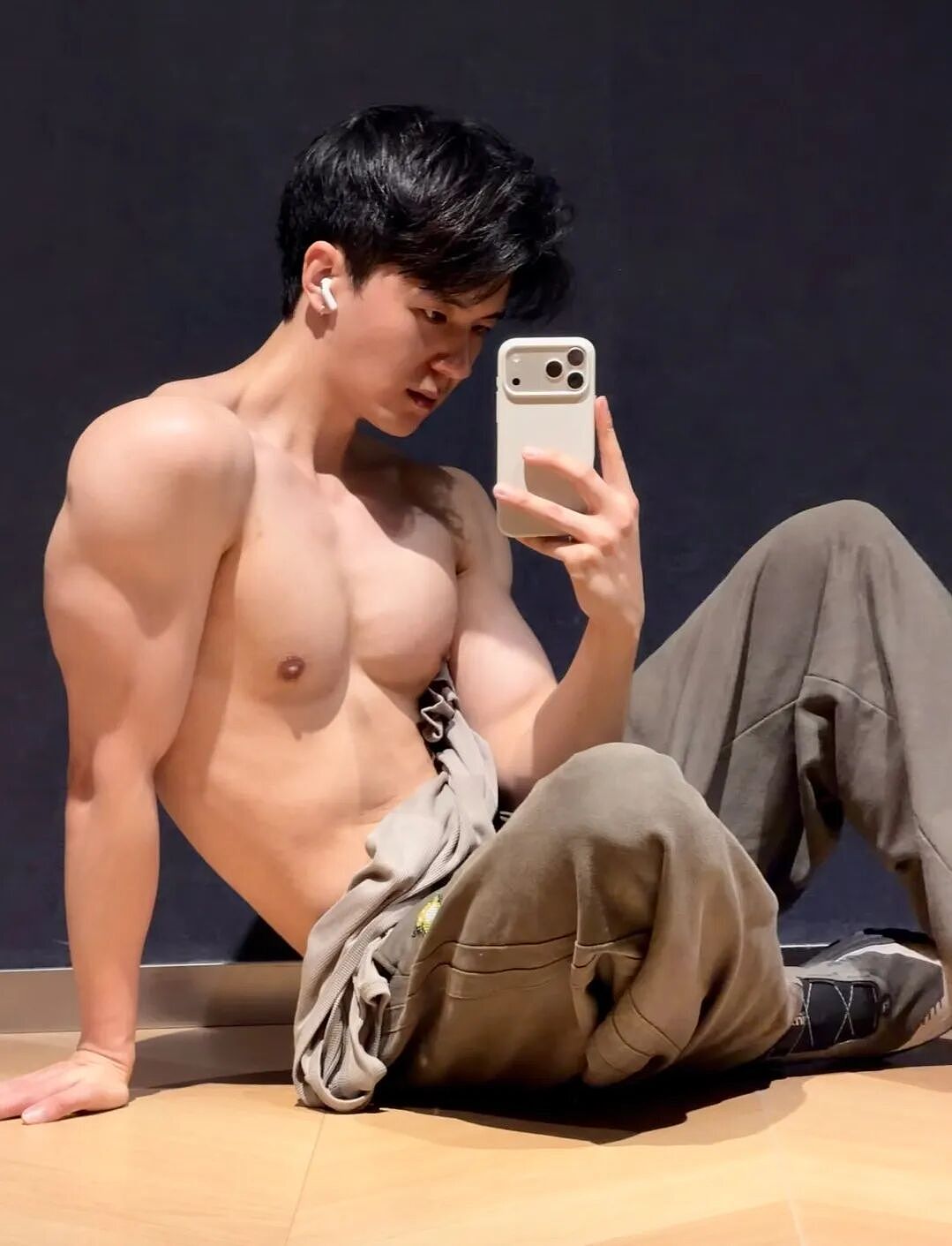 189白皮脂包肌大胸猛男大秀翘臀!极品胸肌超性感...(组图) - 6