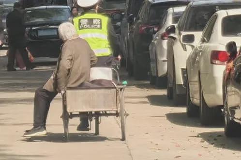 九旬奶奶骑三轮车十多公里祭扫亡夫，“今年是我最后一次来看他了！”（组图） - 3