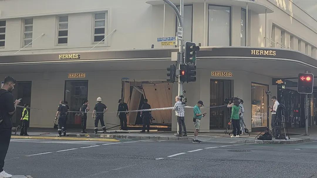 华人的奔驰车被盗后，用来撞门，澳洲爱马仕旗舰店惨遭0元购（组图） - 1