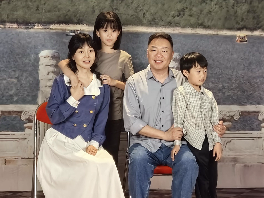 “李大嘴终于娶了佟湘玉！”戏里戏外都是暖男，和妻子蜗居45平小屋也幸福（组图） - 2