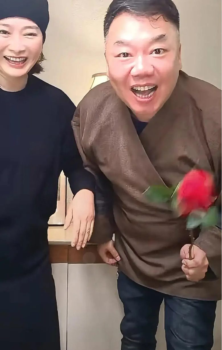 “李大嘴终于娶了佟湘玉！”戏里戏外都是暖男，和妻子蜗居45平小屋也幸福（组图） - 19