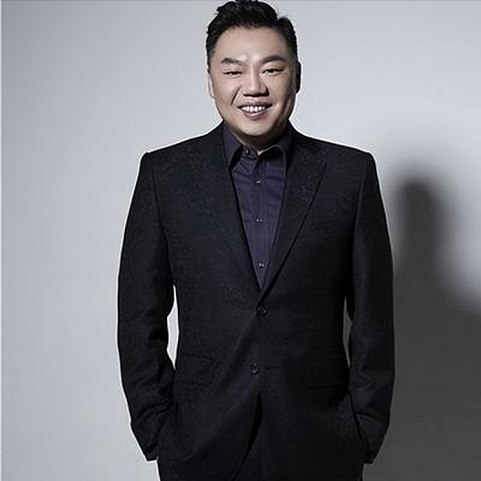 “李大嘴终于娶了佟湘玉！”戏里戏外都是暖男，和妻子蜗居45平小屋也幸福（组图） - 1