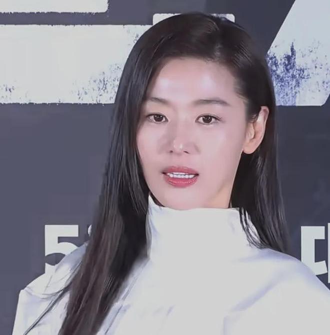 全智贤变龅牙了？不敢大笑用手遮嘴，最新活动生图一口大白牙抢镜（组图） - 2