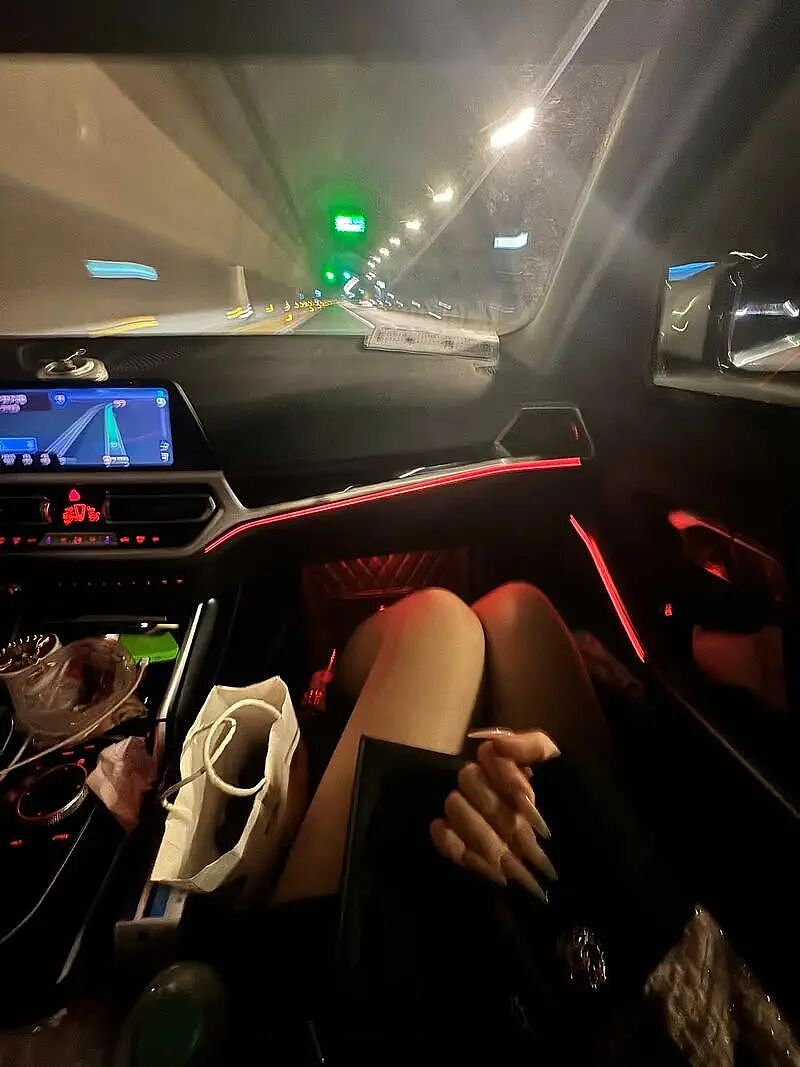 妻子怀疑丈夫出轨深夜趴车尾跟踪,现场视频被拍后警方出手了(组图) - 12