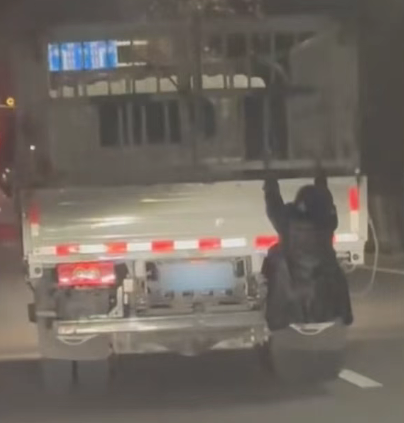 妻子怀疑丈夫出轨深夜趴车尾跟踪,现场视频被拍后警方出手了(组图) - 1