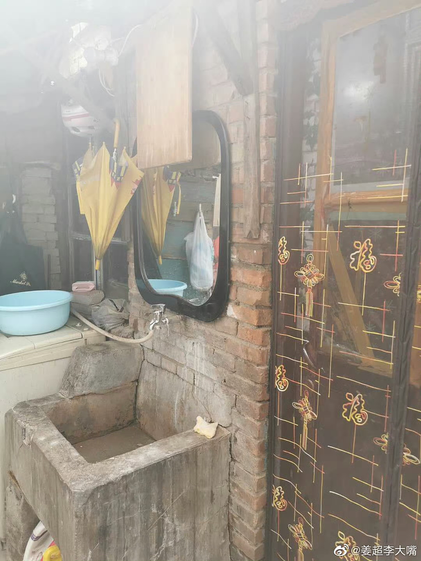“李大嘴终于娶了佟湘玉！”戏里戏外都是暖男，和妻子蜗居45平小屋也幸福（组图） - 13