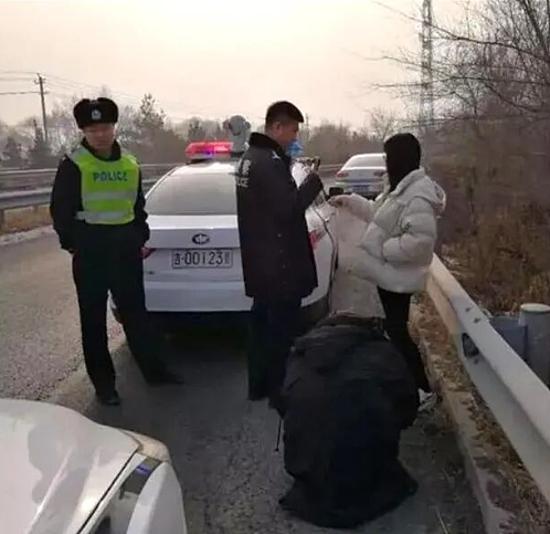 妻子怀疑丈夫出轨深夜趴车尾跟踪,现场视频被拍后警方出手了(组图) - 5