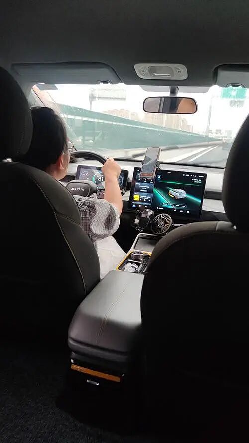 妻子怀疑丈夫出轨深夜趴车尾跟踪,现场视频被拍后警方出手了(组图) - 6