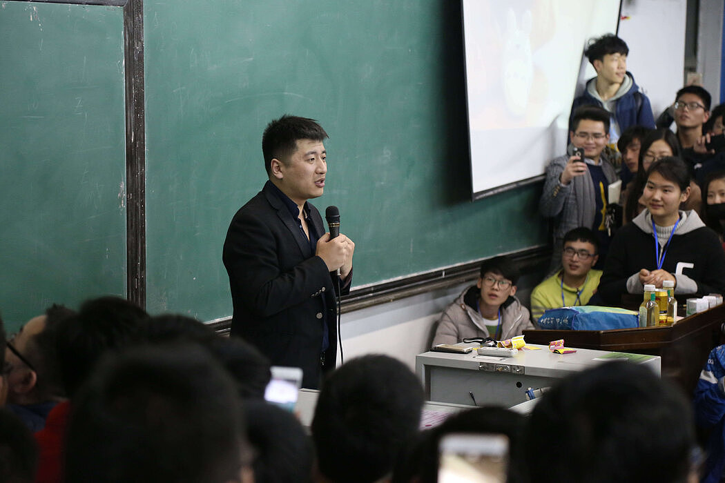 一场无声的反抗：中国民众为何哀悼张雪峰（组图） - 2