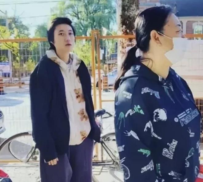 成龙跟儿子罕见同框，43岁房祖名被曝生病，戴帽子掩盖病情（组图） - 20