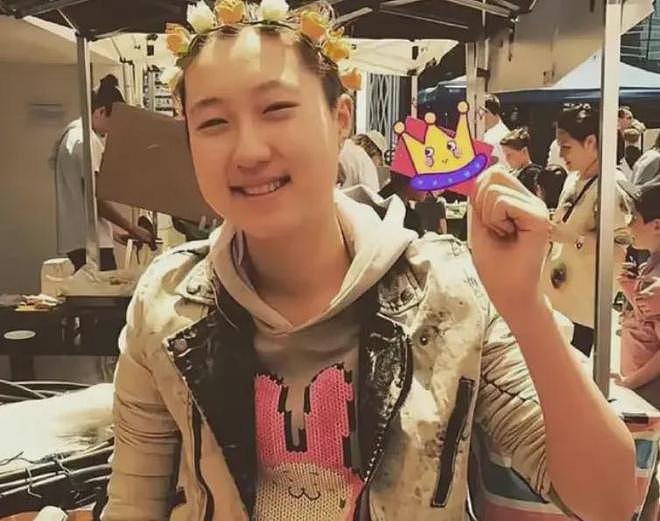 成龙跟儿子罕见同框，43岁房祖名被曝生病，戴帽子掩盖病情（组图） - 25