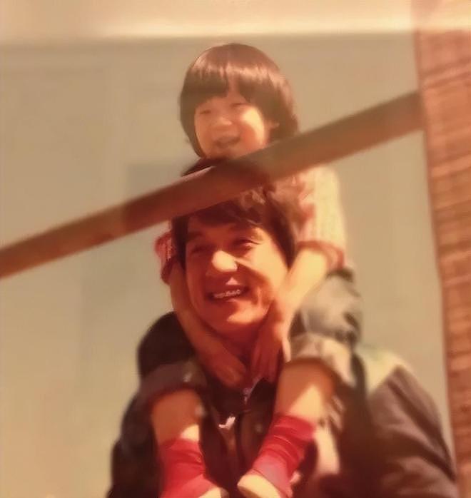 成龙跟儿子罕见同框，43岁房祖名被曝生病，戴帽子掩盖病情（组图） - 16