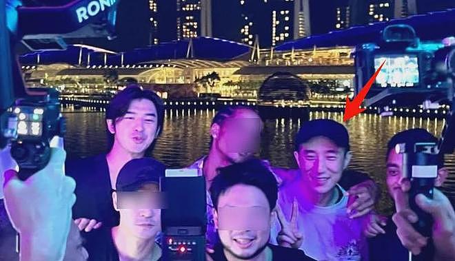 成龙跟儿子罕见同框，43岁房祖名被曝生病，戴帽子掩盖病情（组图） - 29